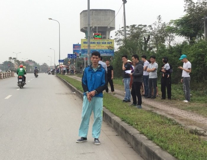 An mang tu mau thuan boc phat tren duong