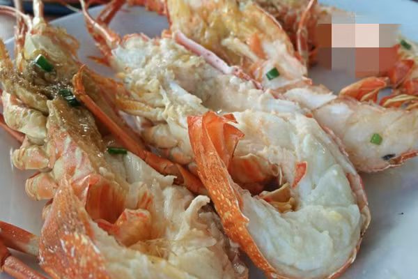 Thịt tôm săn dai, chắc thịt và ngọt. Ảnh: Daohaisan.