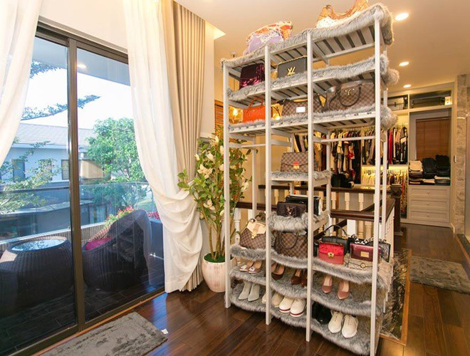 Nhật Kim Anh cũng sở hữu phòng thay đồ chứa hàng chục chiếc túi xách và giày dép hàng hiệu. Ảnh: Zing.