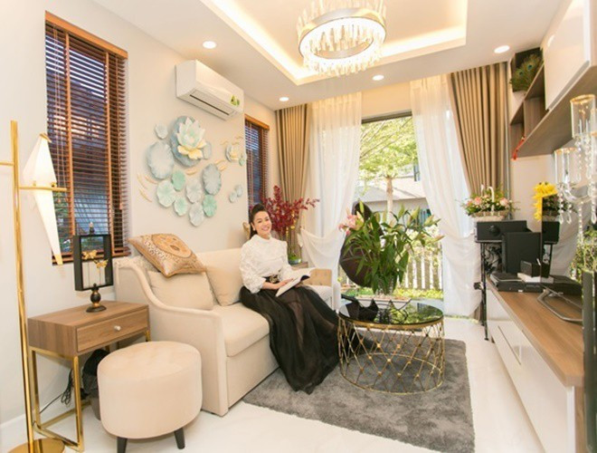 Biệt thự của Nhật Kim Anh nằm cạnh công viên, có khuôn viên rộng. Nữ diễn viên mất khoảng 5 tháng để giám sát thi công từ xa và nhiều lần yêu cầu thợ làm lại vì không ưng ý. Ảnh: Anninhthudo.