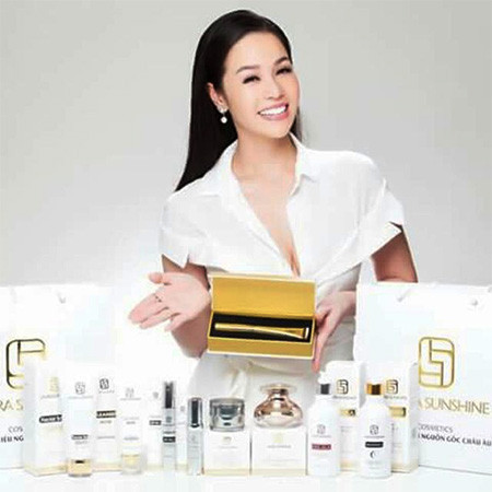 Ngoài hoạt động nghệ thuật, Nhật Kim Anh còn là bà chủ của 2 thương hiệu mỹ phẩm do cô sáng lập, sản phẩm làm đẹp của cô được nhiều chị em tin dùng, có chi nhánh ở nhiều tỉnh thành trên khắp cả nước. Ảnh: Laura.