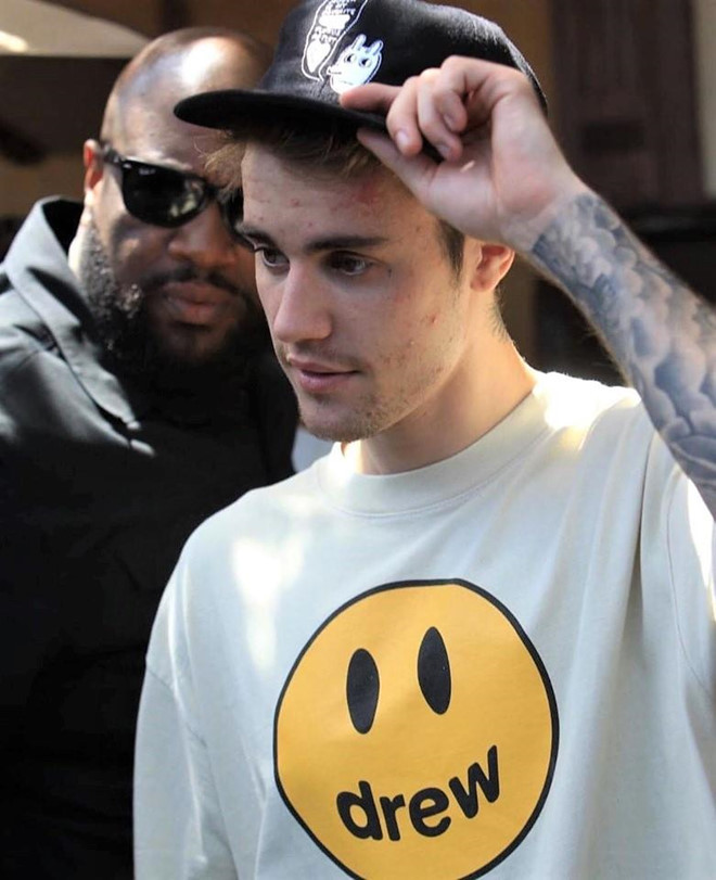 Ở những bức ảnh cận, người hâm mộ dễ dàng nhận ra gương mặt của ngôi sao 26 tuổi đầy mụn. Độc giả của Daily Mail đã bình luận thể hiện sự thất vọng vì Bieber ngày càng đánh mất vẻ ngoài điển trai của mình.