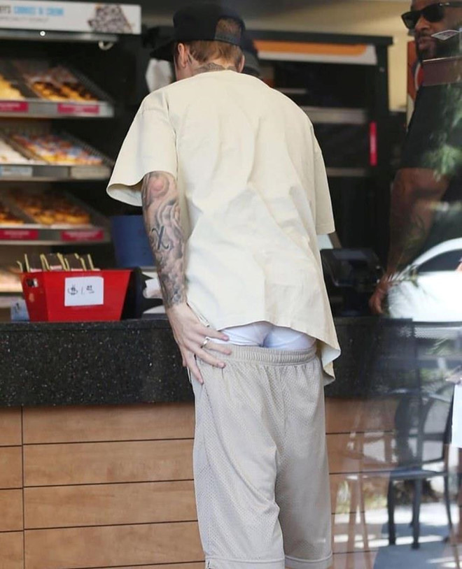 Chưa hết, nam ca sĩ Justin Bieber còn mặc quần tụt lộ nội y. Đây là phong cách theo anh từ giai đoạn nổi loạn tới nay nhưng bị đa số khán giả chê trách là phản cảm.