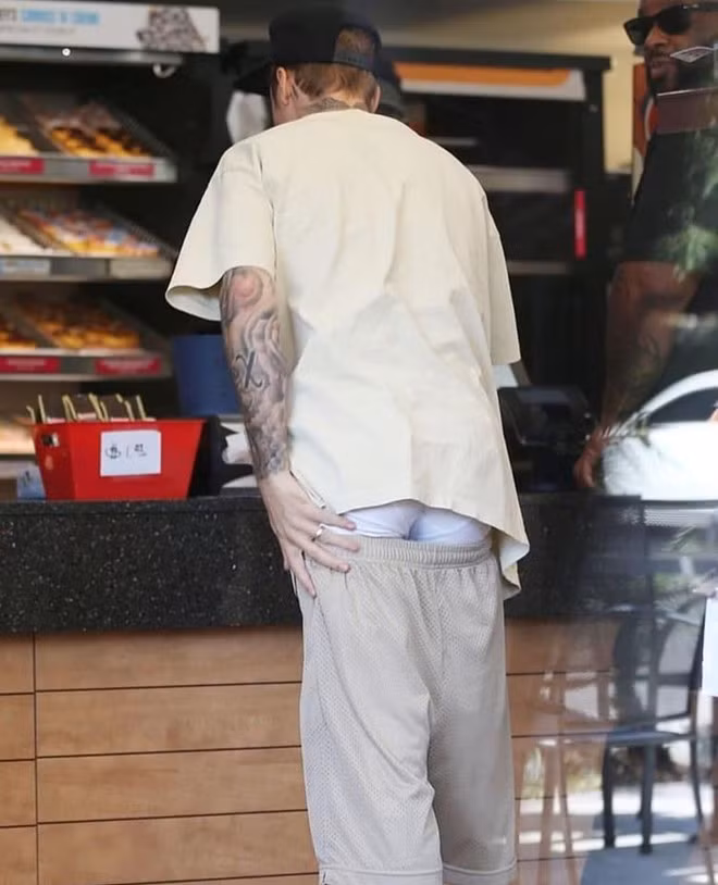 Chưa hết, nam ca sĩ Justin Bieber còn mặc quần tụt lộ nội y. Đây là phong cách theo anh từ giai đoạn nổi loạn tới nay nhưng bị đa số khán giả chê trách là phản cảm.