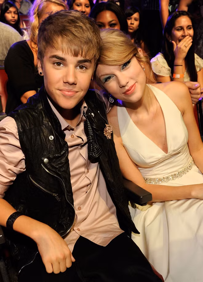 Gần đây, truyền thông thế giới xôn xao trước vụ việc Justin Bieber và Taylor Swift khẩu chiến vì nhà sản xuất âm nhạc Scooter Braun. Trong khi đó, paparazzi chụp được khoảnh khắc Selena Gomez vui vẻ đi du lịch, hoàn toàn bình thản trước xung đột giữa tình cũ và bạn thân.