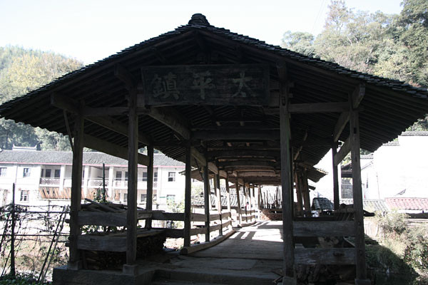 Trong làng còn lưu giữ nhiều nét kiến trúc cổ được xây dựng từ thời nhà Thanh. (Ảnh: Blogspot)