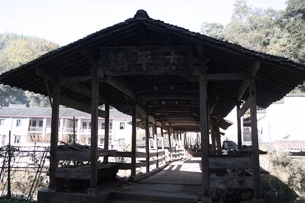 Trong làng còn lưu giữ nhiều nét kiến trúc cổ được xây dựng từ thời nhà Thanh. (Ảnh: Blogspot)