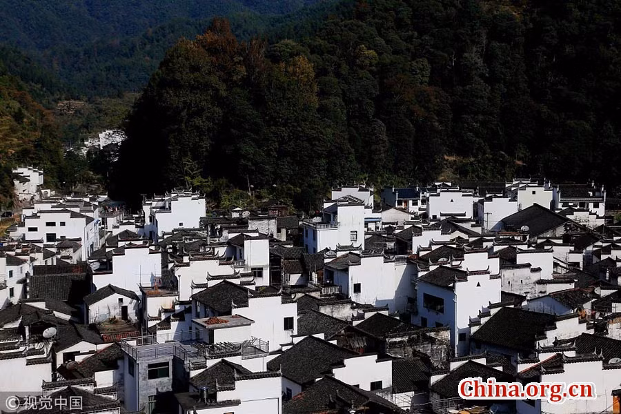 Tất cả các ngôi nhà trong làng đều có thiết kế tương tự nhau. (Ảnh: China)