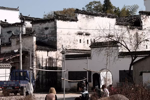 Khi vào làng, du khách cảm thấy như bước vào mê cung thời trung cổ bởi những con hẻm ngoằn nghoèo, hẹp và dẫn tới nhiều hướng khác nhau. (Ảnh: Blogspot)