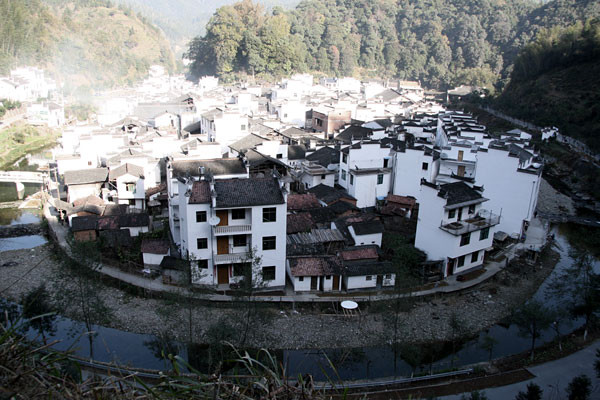 Bao quanh làng là một dòng sông nước uốn lượn mềm mại. (Ảnh: Blogspot)