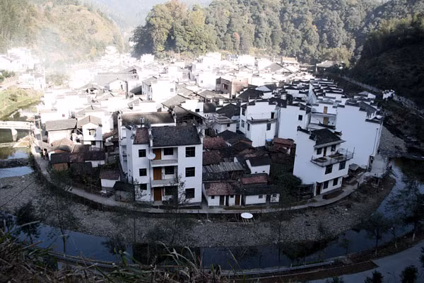 Bao quanh làng là một dòng sông nước uốn lượn mềm mại. (Ảnh: Blogspot)