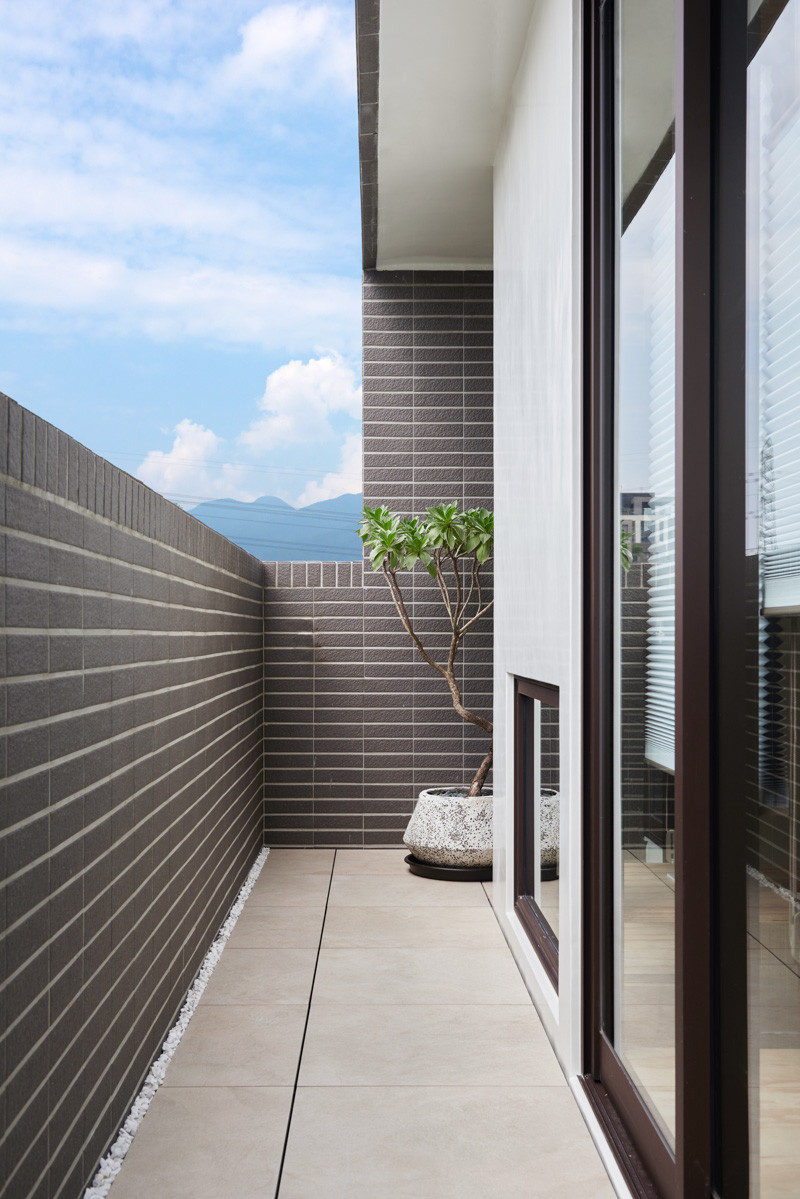 Dù căn hộ chật hẹp nhưng vẫn có ban công để trồng cây và ngắm cảnh.