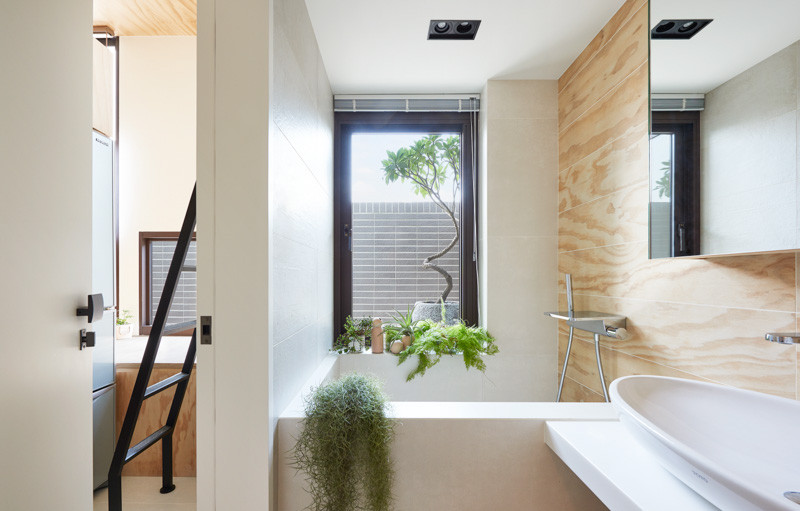 Phòng tắm thoáng sáng nhờ thiết kế cửa sổ lớn.