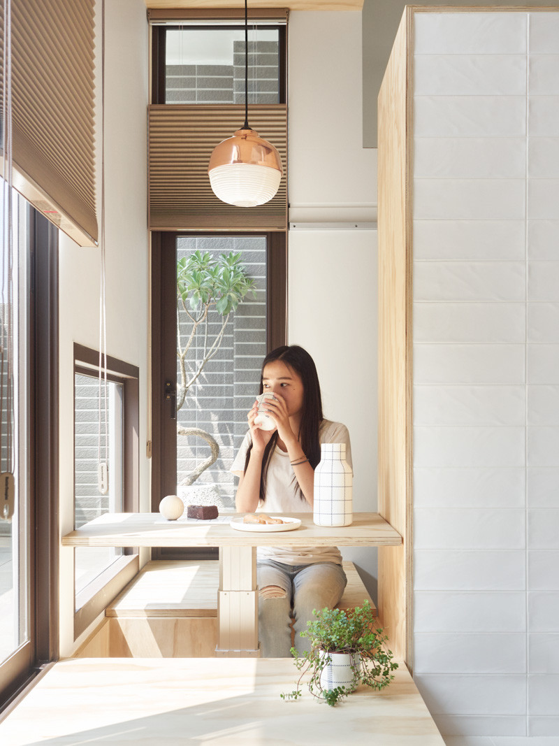 Bàn trà được bố trí cạnh cửa sổ.