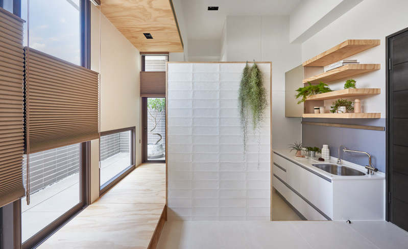 Diện tích hạn chế nhưng căn hộ vẫn giữ được tính thẩm mỹ nhờ cách tiếp cận theo chiều dọc sáng tạo trong kiến trúc.