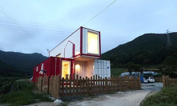 2 conainer nhỏ được bố trí ở tầng 1 làm đế, container lớn vắt ngang ở tầng 2, nối liền không gian 2 khối nhỏ bên dưới. Ảnh: Volumetric.