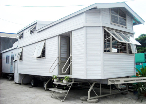 Nhà di động làm từ thùng container lắp bánh xe bên dưới. Ảnh: Designs.