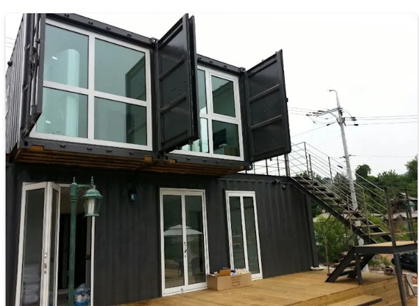 Căn nhà được ghép và chồng lớp khối nhỏ container vuông vắn với nhau. Thang lên tầng 2 được bố trí bên ngoài. Ảnh: Homify.