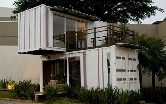 Nhà container màu trắng đẹp mắt, với những ô cửa sổ, cửa đi bằng kính hiện đại, ban công tầng 2 lớn. Ảnh: Loft-container.