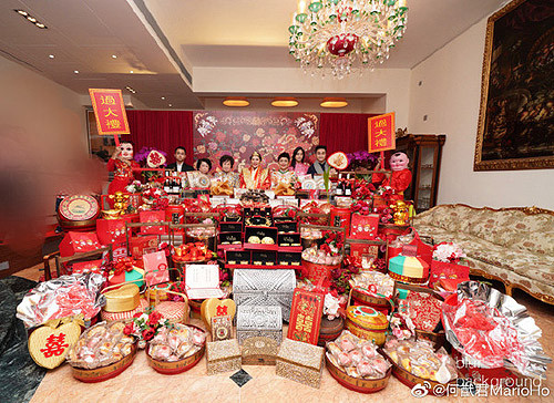 Mới đây, truyền thông Hoa ngữ rầm rộ đưa tin trước loạt hình ảnh sính lễ vàng ròng trong buổi "đại lễ" mà nhà trai Thomas Xin dành tặng cho ái nữ trùm sòng bạc Macau Hà Siêu Doanh.