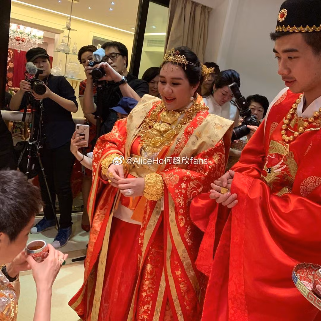 Cô dâu đeo vàng nặng trĩu cổ.