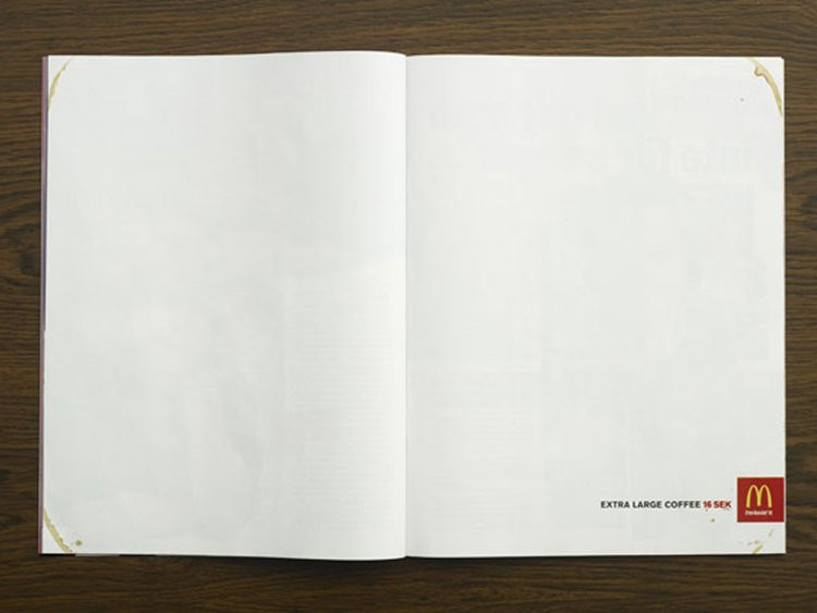 Cà phê cỡ đại của McDonald quá lớn để quảng cáo trên hai trang giấy. Người ta chỉ có thể nhìn được vài vết đồ uống dính trên góc giấy.