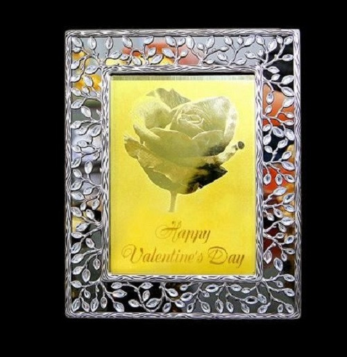 Mặc dù có giá từ 2,5-6 triệu đồng/chiếc nhưng thiệp Valentine mạ vàng vẫn được nhiều khách hàng lựa chọn. Ảnh: Infonet.