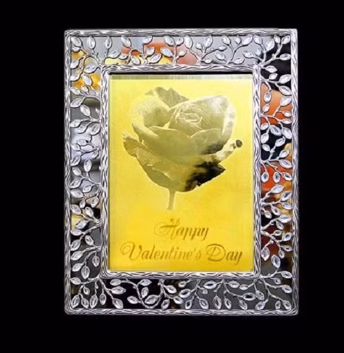 Mặc dù có giá từ 2,5-6 triệu đồng/chiếc nhưng thiệp Valentine mạ vàng vẫn được nhiều khách hàng lựa chọn. Ảnh: Infonet.