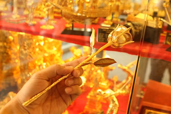 Mỗi bông hồng mạ vàng có giá dao động từ 2 - 4 triệu đồng. Ảnh: VTC.