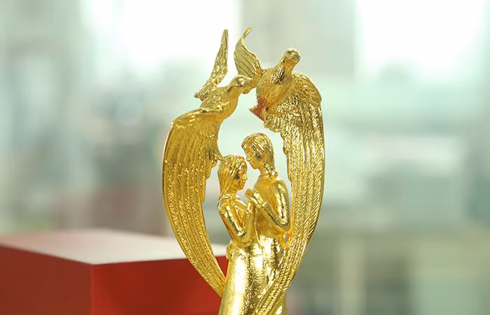 Biểu tượng uyên ương tượng trưng cho tình cảm vợ chồng hài hòa, êm ấm, chung thủy, hạnh phúc. Sản phẩm này có giá từ 3-4 triệu đồng. Ảnh: Karalux.