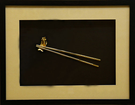 Tranh đôi đũa mạ vàng tượng trưng cho tình nghĩa vợ chồng thủy chung bền chặt cũng là món quà được ưa chuộng trong ngày Lễ Valentine. Ảnh: Karalux.