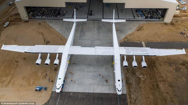 Stratolaunch được thiết kế để chở tàu vũ trụ hoặc tên lửa vào không gian, từ đó đưa vệ tinh vào quỹ đạo. Ảnh: BI.