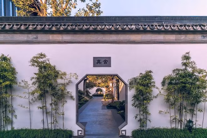 Mỗi lối dẫn vào từng khu vực đều có gắn biển tên giúp khách tới thăm tránh lạc đường bởi không gian quá rộng lớn. Ảnh: BI.