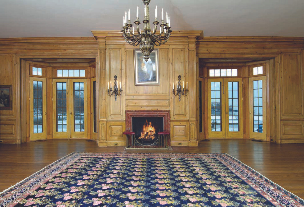 Trong nhà có nhiều kiến trúc mạ vàng và được trang trí bằng vàng lá.