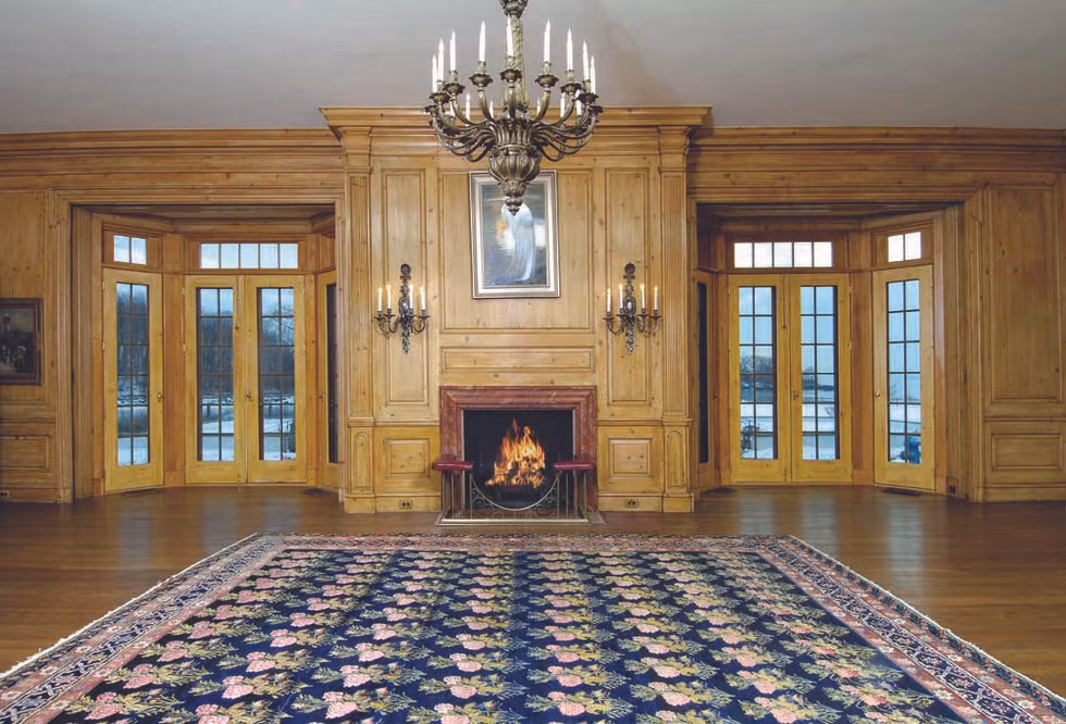 Trong nhà có nhiều kiến trúc mạ vàng và được trang trí bằng vàng lá.