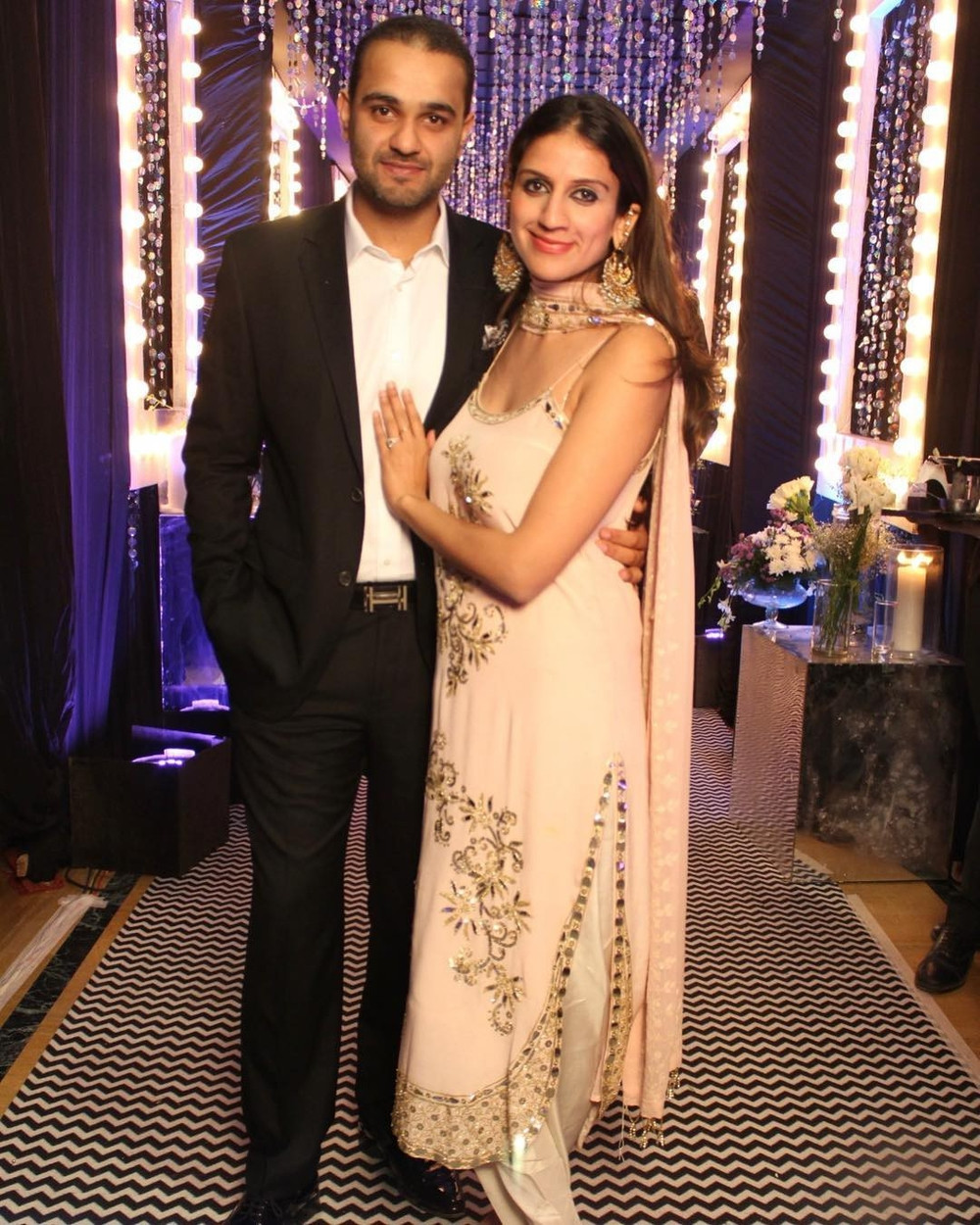 Kaabia còn đặt riêng một nhà thiết kế nổi tiếng thiết kế váy phù dâu và thiệp mời cho đám cưới của mình. Ảnh: Weddingsutra.