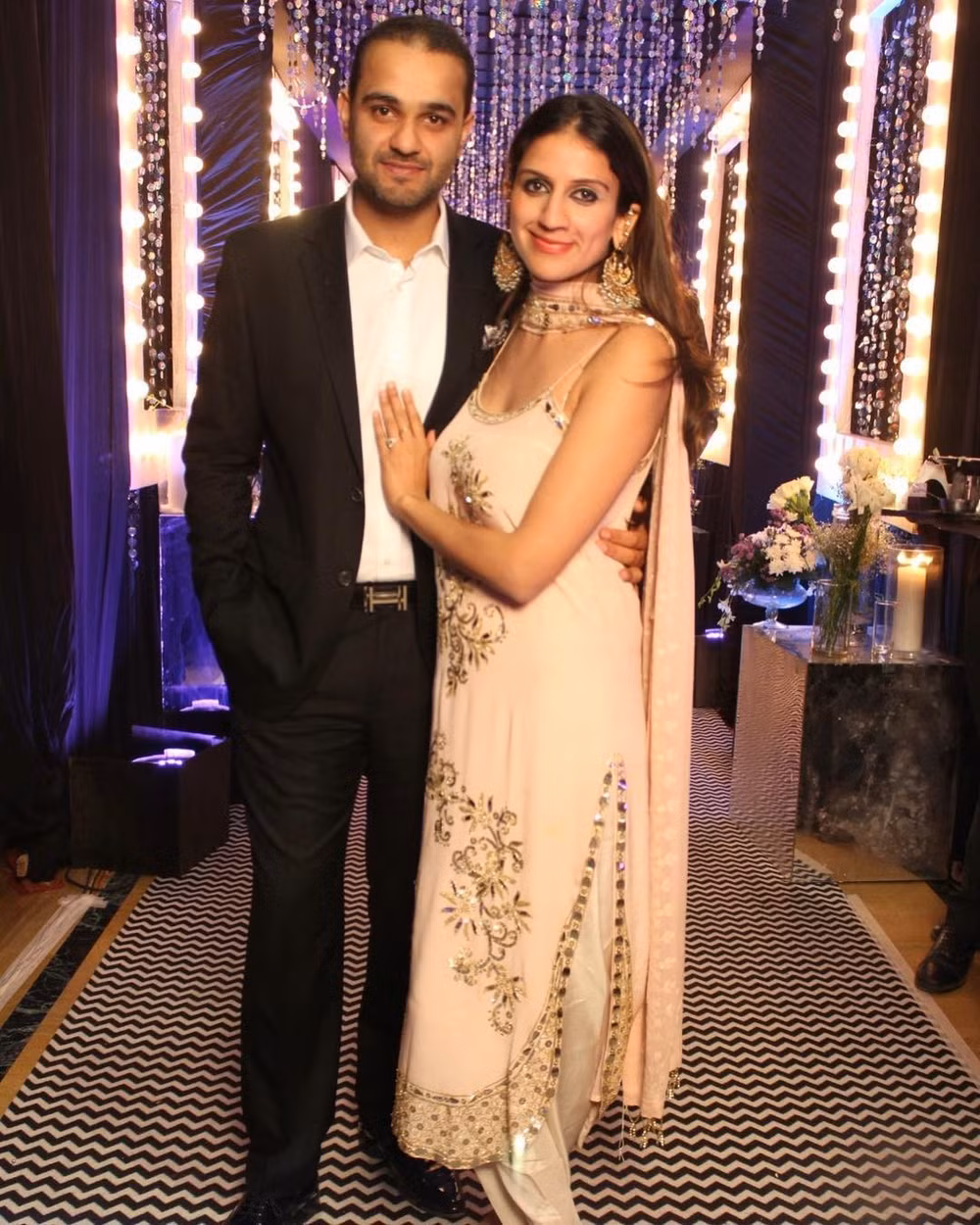 Kaabia còn đặt riêng một nhà thiết kế nổi tiếng thiết kế váy phù dâu và thiệp mời cho đám cưới của mình. Ảnh: Weddingsutra.