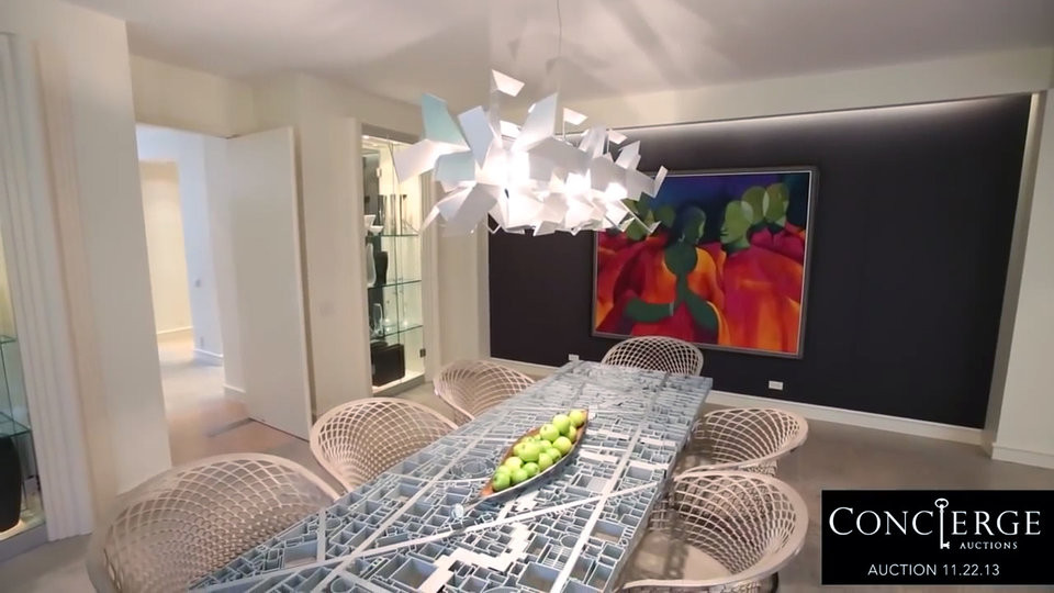 Phòng ăn trang trí lạ mắt với một chiếc bàn được làm theo đường phố Baghdad.