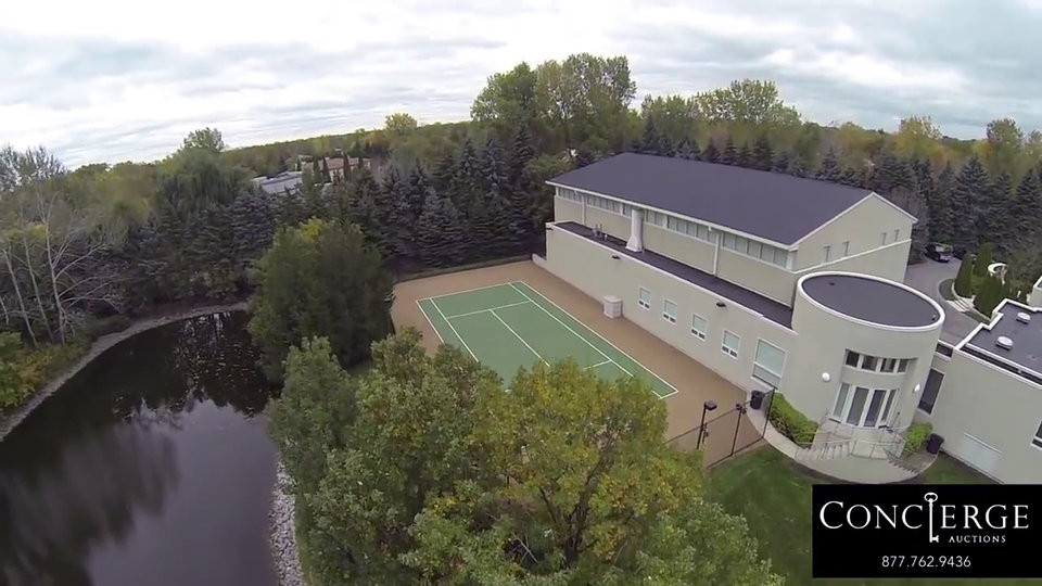 Bên ngoài nhà có một sân tennis.