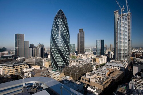 Tòa nhà 30 St Mary Axe (41 tầng) là một trong những tòa nhà cao nhất ở London. Phần lớn công trình được phủ bằng tấm kính dày để tăng cường việc sử dụng ánh sáng và nhiệt độ tự nhiên.