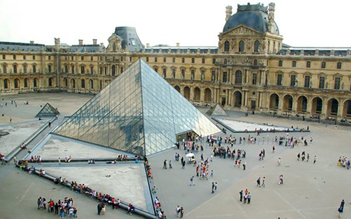Bảo tàng Louvre (Paris) có lẽ đây là tòa nhà kính nổi tiếng nhất trong danh sách này. Tòa tháp xây hoàn toàn bằng kính cùng các khớp nối kim loại, với chiều cao là 20.6m.