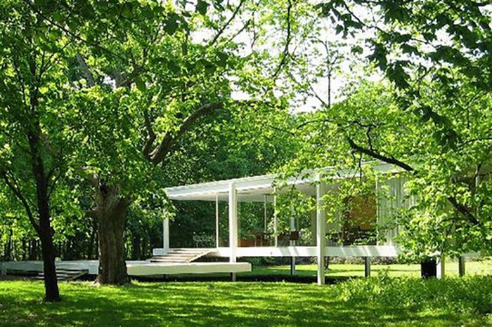 Nằm dọc theo con sông Fox gần thành phố Plano (Mỹ), ngôi nhà Farnsworth gần gũi hơn với thiên nhiên nhờ sử dụng vật liệu xây dựng bằng kính.