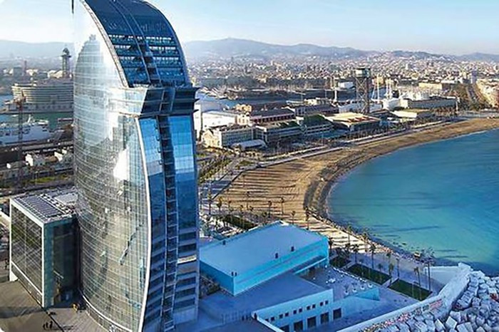 Khách sạn W nằm trên bờ biển của Barcelona là một biểu tượng của kiến trúc hiện đại. Tòa tháp được thiết kế theo mô hình buồm và cung cấp cho khách tầm nhìn ngoạn mục ra biển Địa Trung Hải từ phía sau các bức tường bằng kính.
