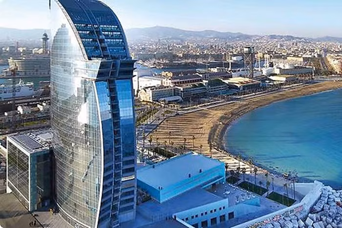 Khách sạn W nằm trên bờ biển của Barcelona là một biểu tượng của kiến trúc hiện đại. Tòa tháp được thiết kế theo mô hình buồm và cung cấp cho khách tầm nhìn ngoạn mục ra biển Địa Trung Hải từ phía sau các bức tường bằng kính.