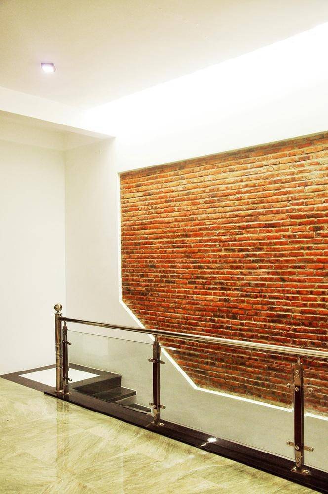 Giếng trời nhỏ giúp lưu thông gió và chiếu sáng cho khu trung tâm.