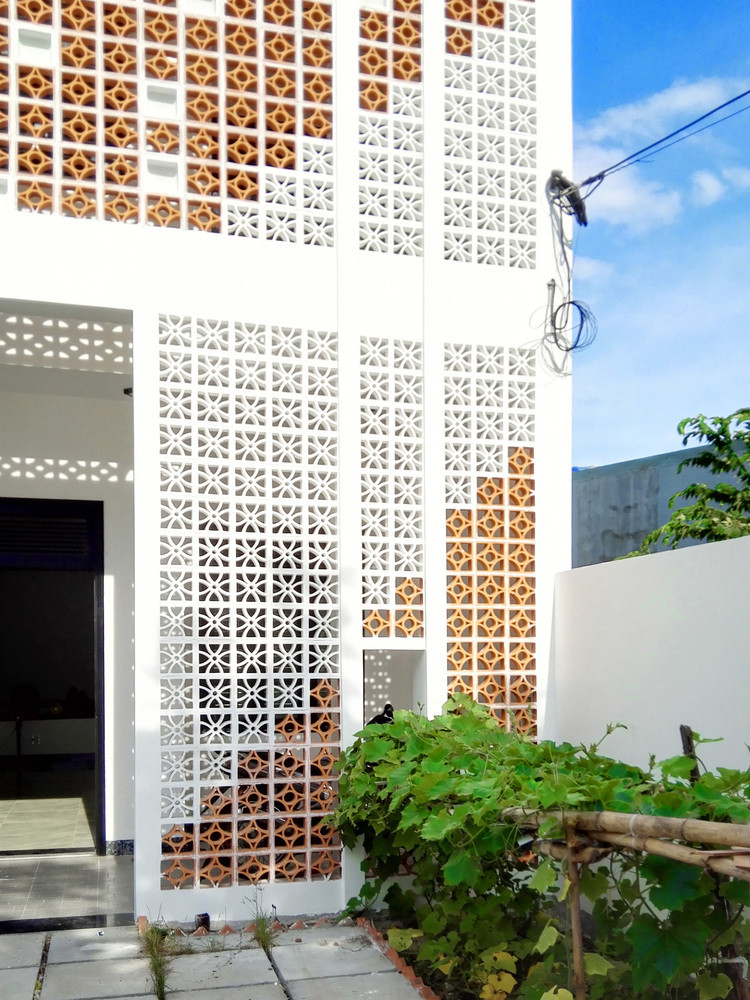 Giải pháp đưa ra là không gian sinh hoạt chính được bố trí lùi lại một khoảng so với mặt tiền hướng Tây, nhằm tạo vùng đệm chống nóng cho không gian bên trong.