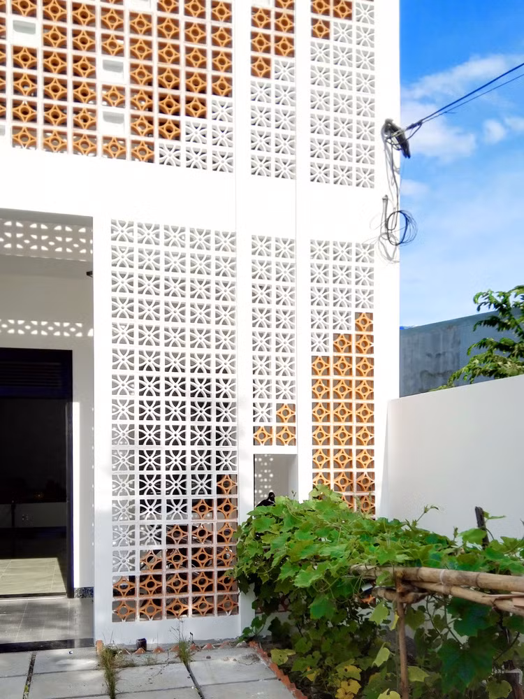 Giải pháp đưa ra là không gian sinh hoạt chính được bố trí lùi lại một khoảng so với mặt tiền hướng Tây, nhằm tạo vùng đệm chống nóng cho không gian bên trong.