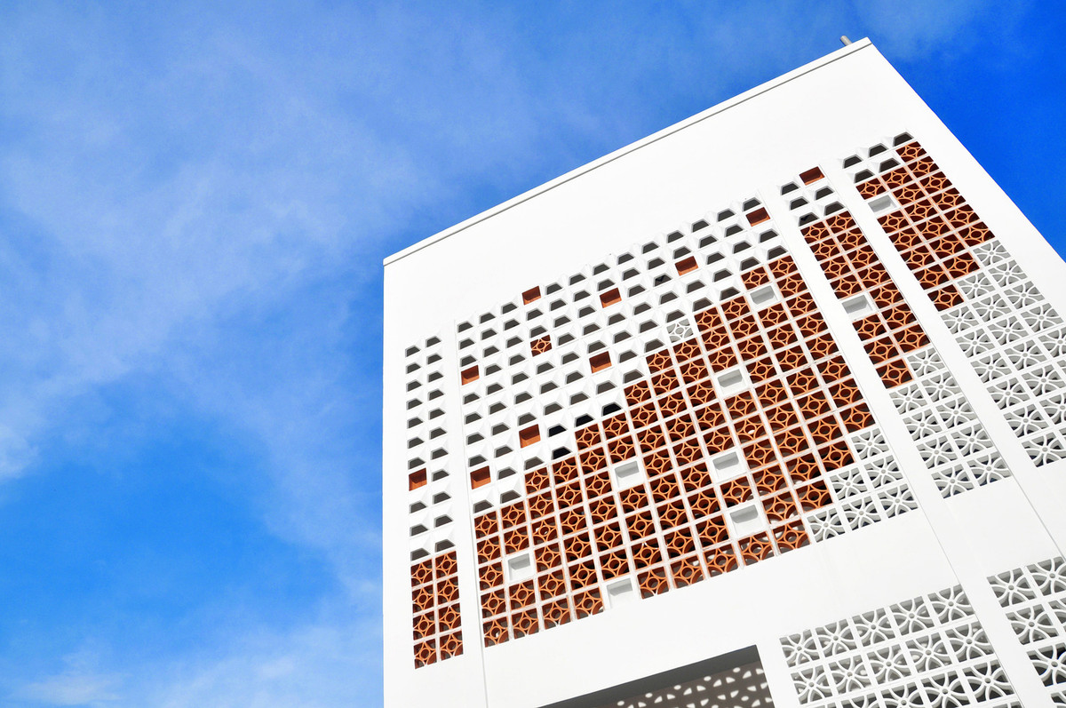 Gạch hoa gió gồm 2 màu trắng và gạch cơ bản mang đến điểm nhấn riêng cho ngôi nhà ống.