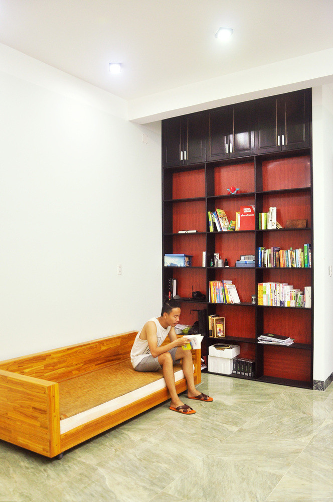 Tủ âm tường là giải pháp tiết kiệm diện tích cho căn nhà 2 tầng.