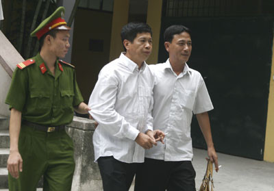 Nắm giữ cương vị lớn, có chức và có quyền, Bùi Tiến Dũng bắt đầu việc thu về cho mình những khoản lợi kếch xù từ nguồn hoa hồng của các dự án và các doanh nghiệp “sân sau”.